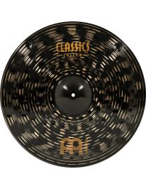 Ein Meinl Cymbals Classics Custom Dark 22" Ride Becken zeigt mit der Oberseite in die Kamera. 