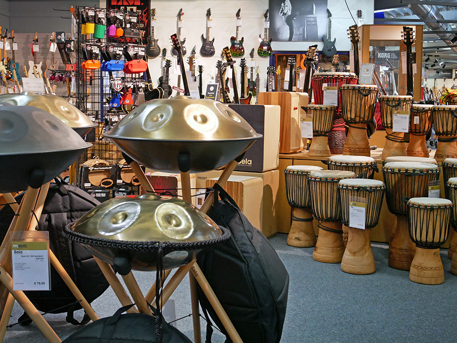 Trommeln, Cajons, Schellenringe und mehr in der Percussion-Abteilung