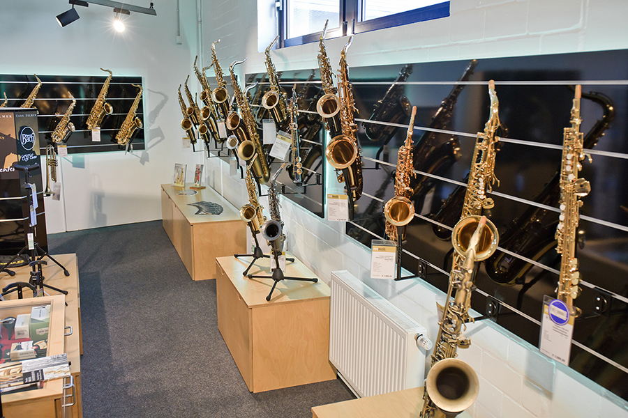 verschiedene Saxophone und weitere Blasinstrumente