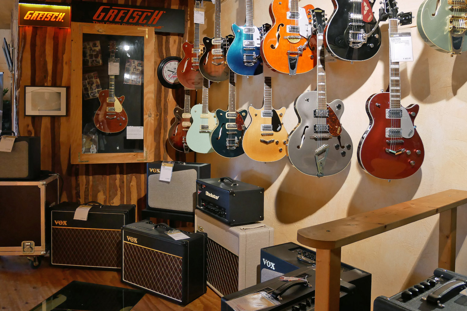 E-Gitarren und Verstärker in einem Raum