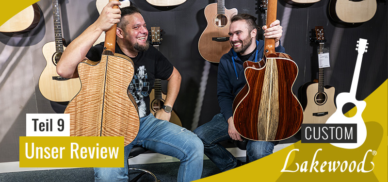 Teil 9: Unser Review der Customshop-Lakewoods, auf dem Foto sitzen Stefan und Nico vor einer Wand mit Gitarren und halten strahlend beide Custommodelle in die Kamera